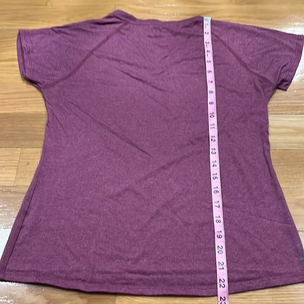 The north face women vneck tee shirt size medium. - Picture 6 of 8